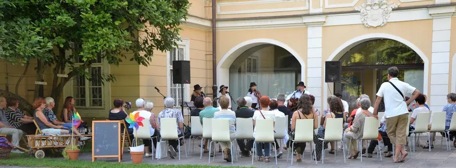 V ponedeljek smo na grajskem vrtu KOK "Pod krošnjo magnolije" prisluhnili etnoglasbi skupine Rute