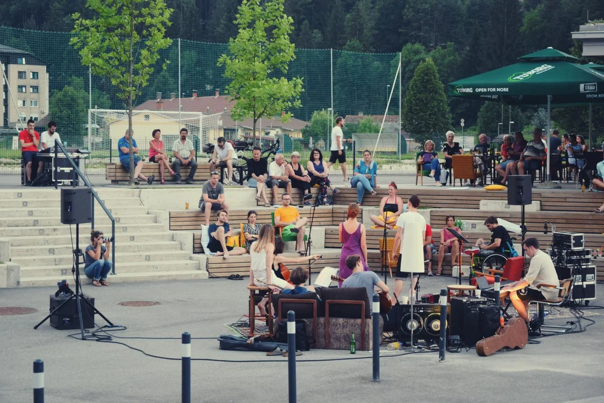 Mladi glasbeniki na "Sedi dov" v Mežici še dodatno ogreli vroče junijsko ozračje (FOTO in VIDEO)