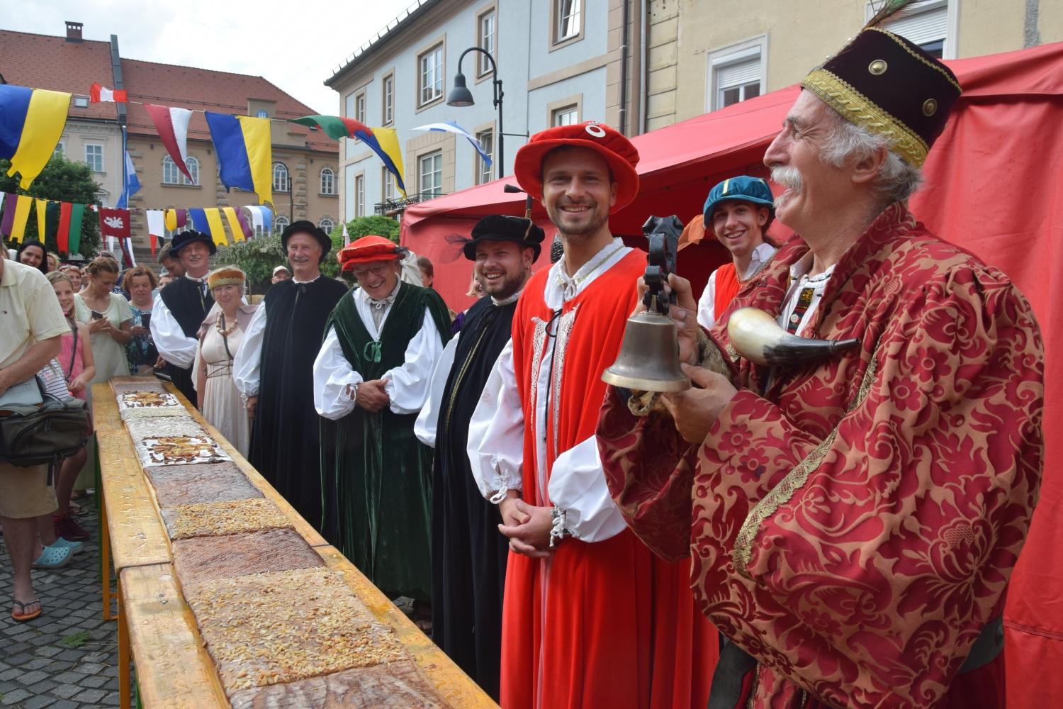FOTOGALERIJA: Velikanski medenjak, vreden pet milijonov, je ostal v Slovenj Gradcu