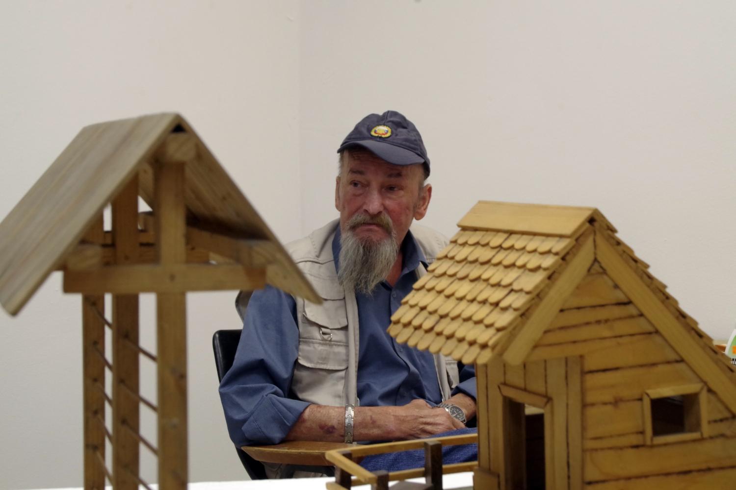 Živela ustvarjalnost!: V okviru razstave bo v Slovenj Gradcu potekala delavnica prikaz postopka pokrivanja strehe na primeru cimprače in jaslic (FOTO)