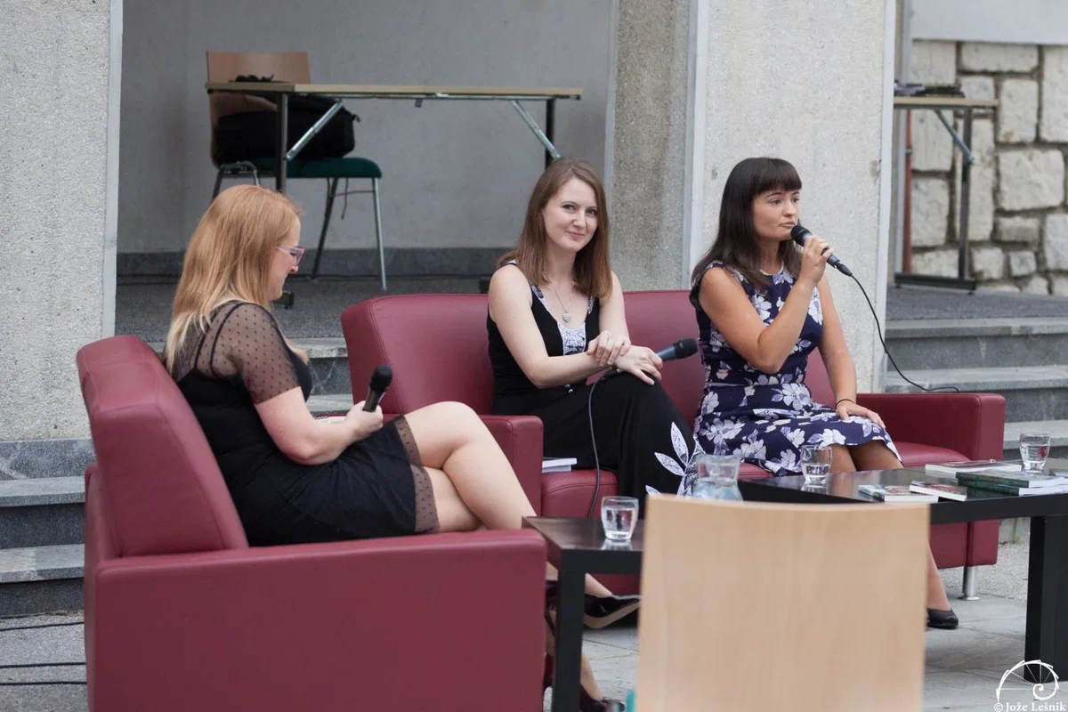 V Mežici se je odvil literarni večer z Barbaro in Mojco (FOTO)