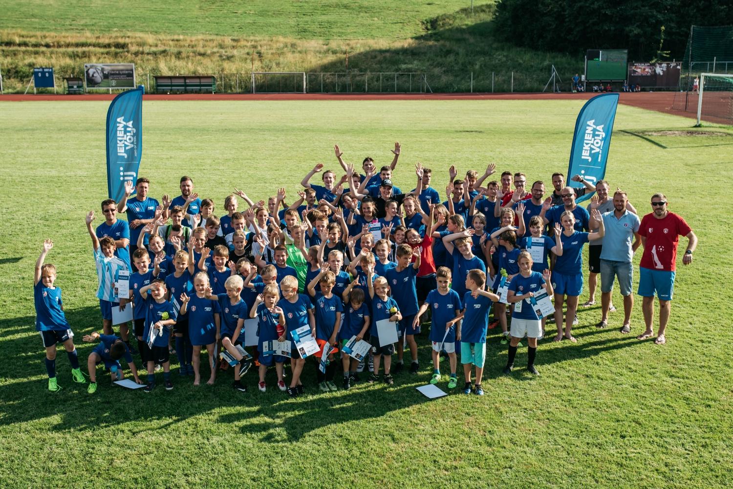 Mladi nogometaši na prvem treningu prebujali Jekleno voljo s Petro Majdič (FOTO)
