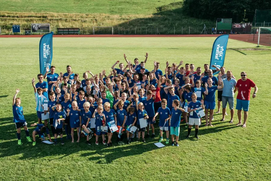Mladi nogometaši na prvem treningu prebujali Jekleno voljo s Petro Majdič (FOTO)