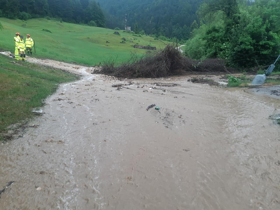 VIDEO in FOTO: Koroško zajelo močno deževje s točo, cesta na Leše in Šentanel neprevozna
