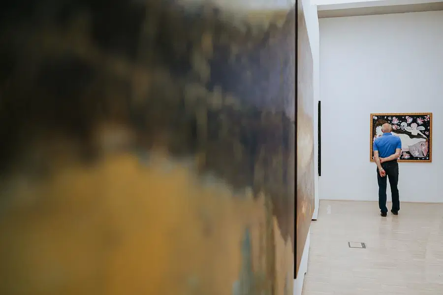 KGLU: "Razstavo bomo profesionalno izpeljali do konca zaradi odgovornosti do umetnikov in tiste javnosti, ki ji je v tej časih še mar za kulturo in umetnost"