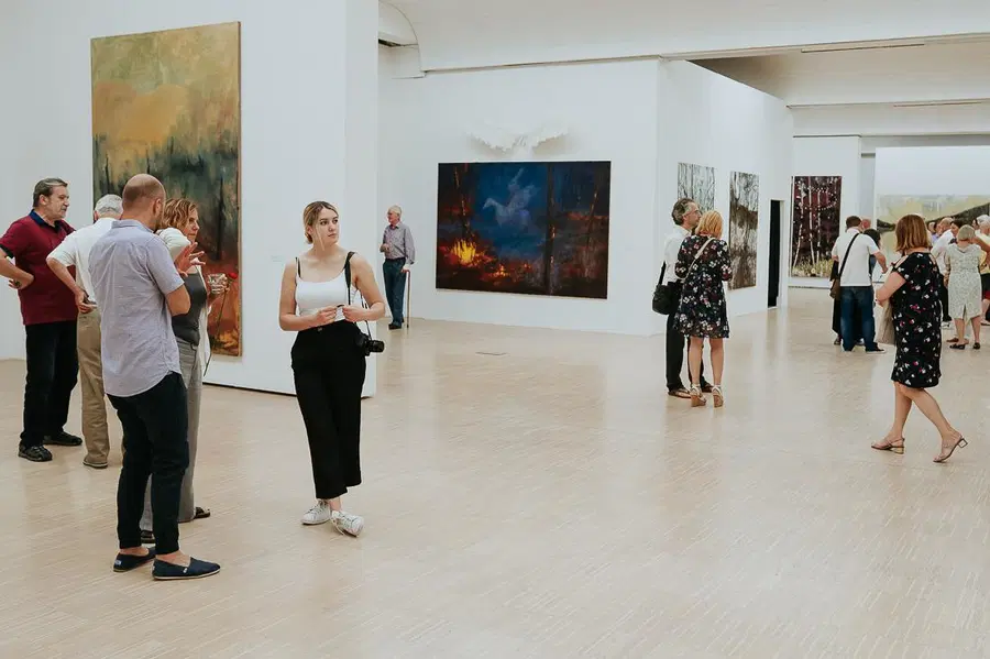 Razstava Živimo v vznemirljivih časih v Bruslju bo postavljena pod pogoji ministra