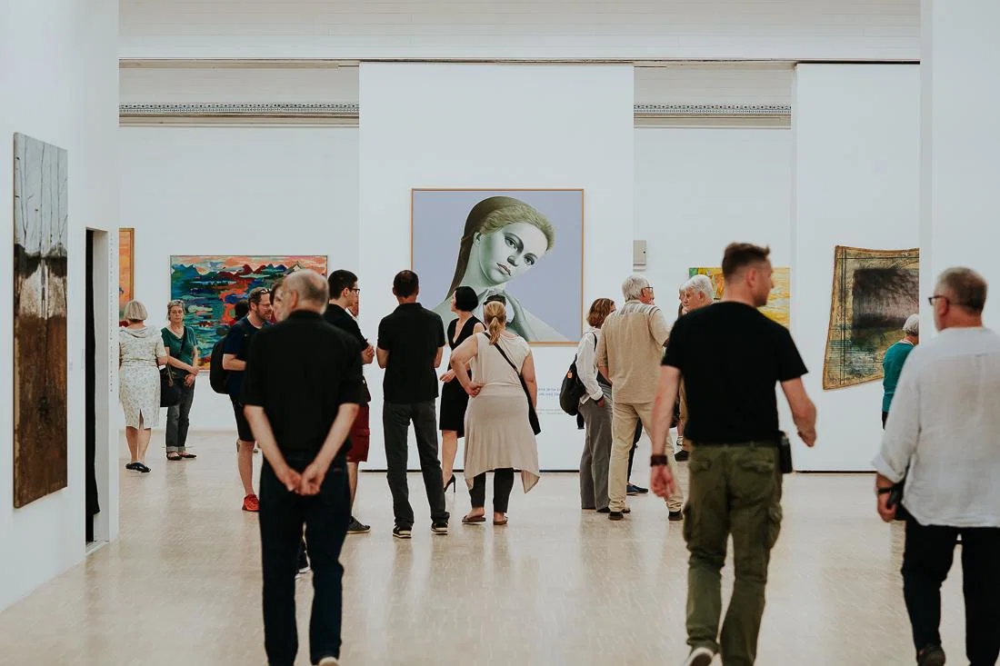 Simoniti razstavo koroške galerije v Evropskem parlamentu odpovedal, ker ni bil pravočasno seznanjen s pogoji