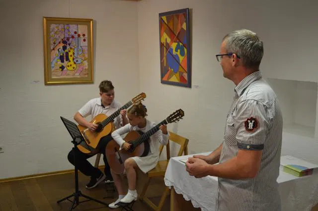 V Dravogradu na ogled območna likovna razstava na temo oblo in oglato (FOTO)