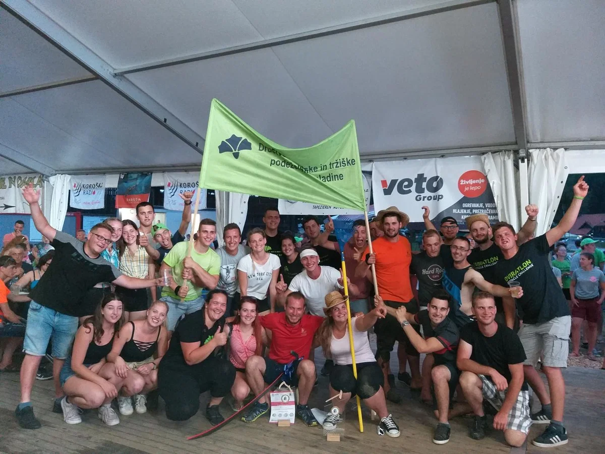 Danes praznuje rojstni dan Romana Cafuta, pevka ansambla Braneta Klavžarja