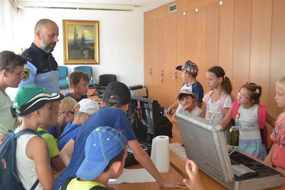 Udeleženci 11. šole šale obiskali Policijsko postajo Ravne