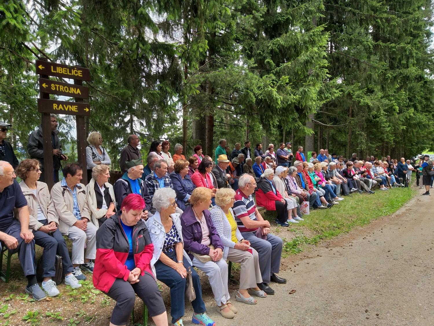 Slavnostni govornik na spominski slovesnosti na Trotovem vrhu je bil poslanec Jože Lenart (FOTO)