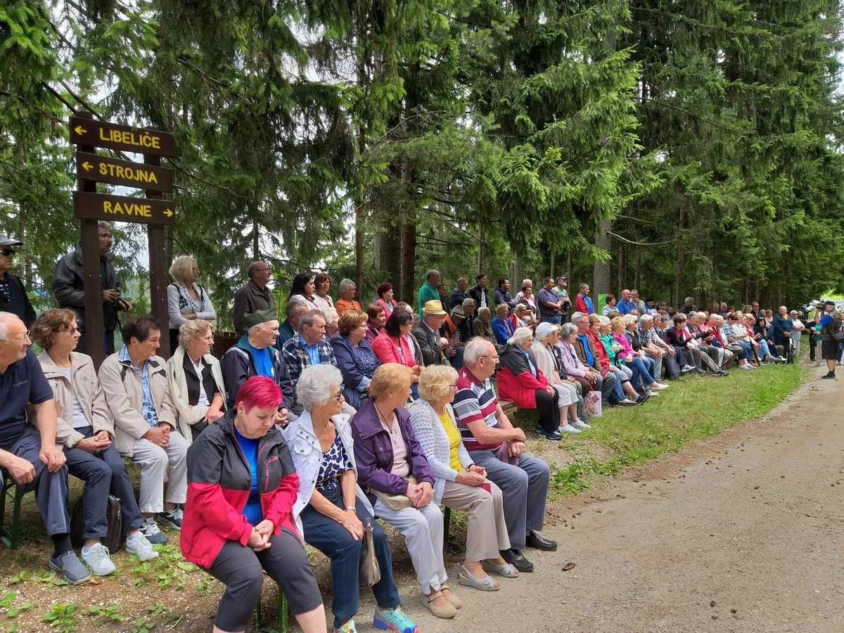 Slavnostni govornik na spominski slovesnosti na Trotovem vrhu je bil poslanec Jože Lenart (FOTO)