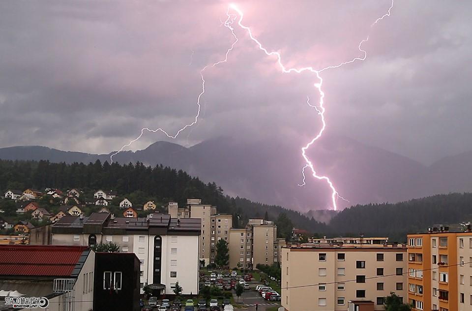 Vreme že povzroča nevšečnosti: Ponekod nastajajo posamezne plohe in nevihte z lokalnimi neurji. Kako bo jutri?