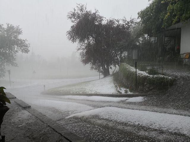 Arso opozarja: Prihajajo krajevna neurja z močnimi sunki vetra, nalivi in točo