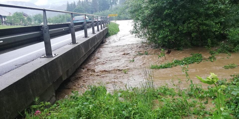 Čakajo nas močni nalivi, sunki vetra, poplavljanje morja, porast hudourniških voda in sneg ...