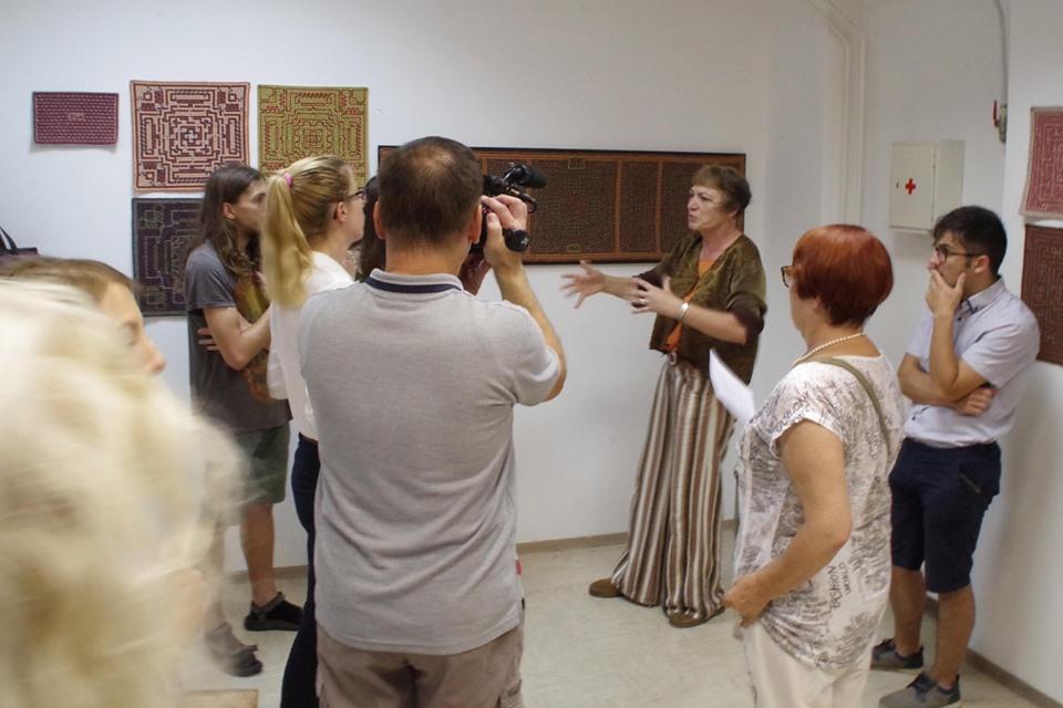 Živela ustvarjalnost: Neprekinjena nit pripovedi vezenih meandrov in labirintov Alenke Seničar (FOTO)