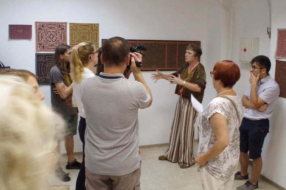 Živela ustvarjalnost: Neprekinjena nit pripovedi vezenih meandrov in labirintov Alenke Seničar (FOTO)