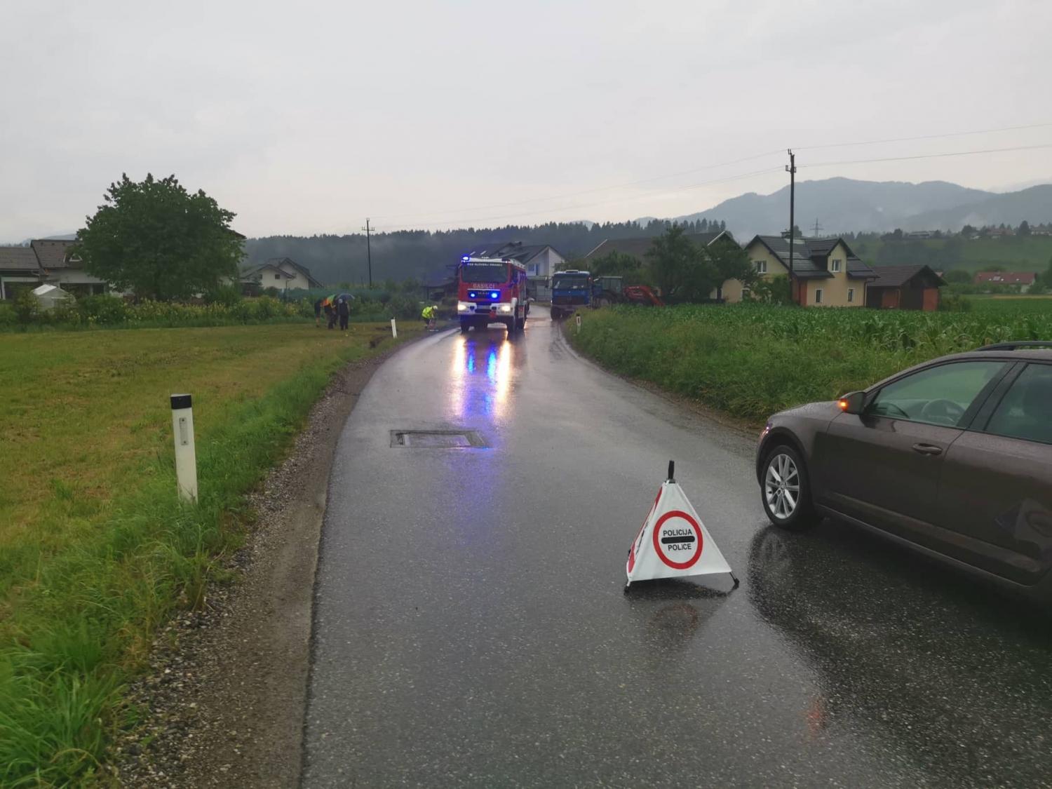 Podrobnosti nesreče v Podgorju: Voznik tovornjaka zaradi neprilagojene hitrosti zapeljal v jarek