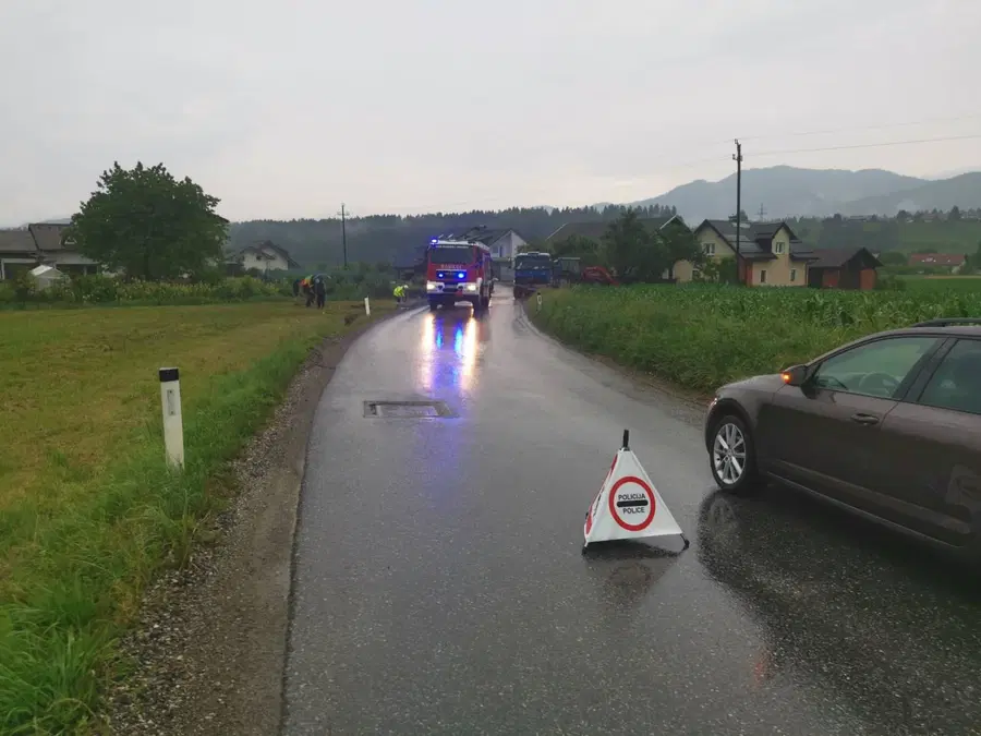 Podrobnosti nesreče v Podgorju: Voznik tovornjaka zaradi neprilagojene hitrosti zapeljal v jarek