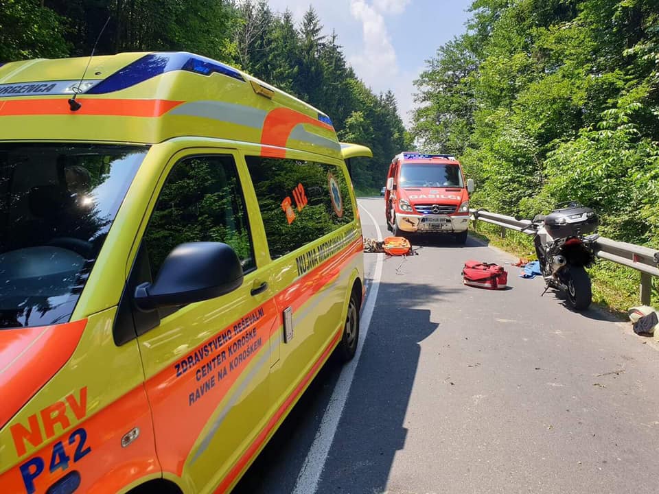 FOTO: V prometni nesreči na Selah poškodovana voznica motornega kolesa
