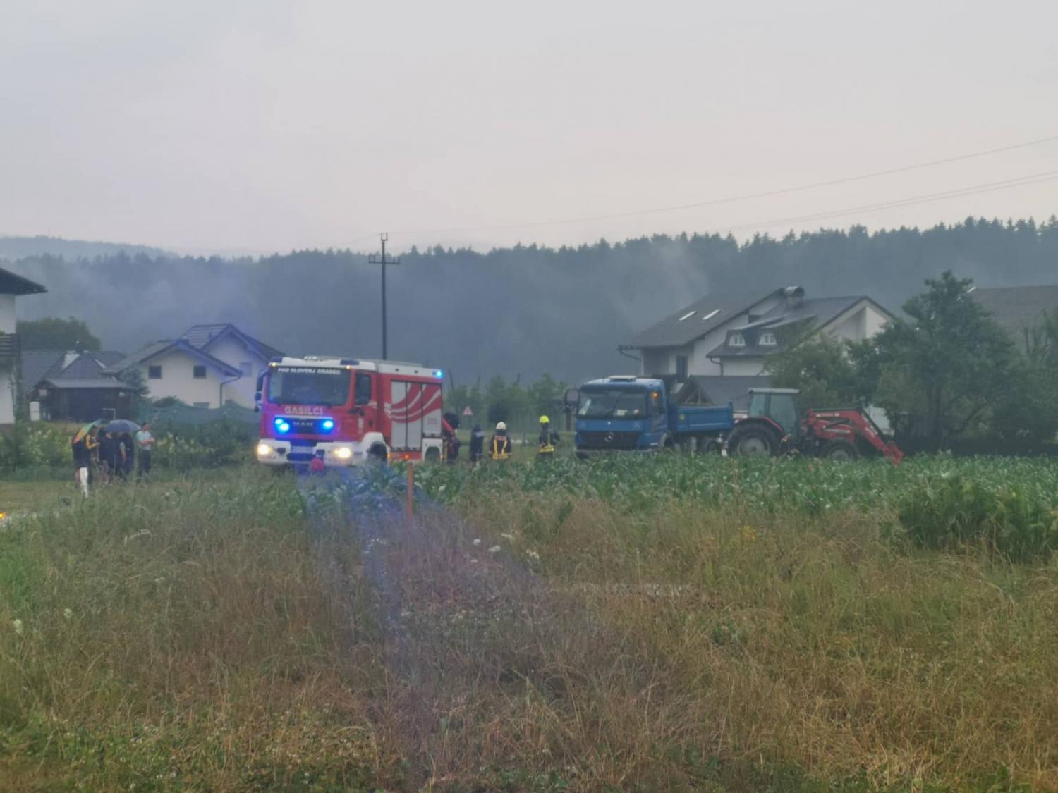 V Podgorju tovornjak zapeljal s ceste, poškodovano osebo prepeljali v bolnišnico (FOTO)
