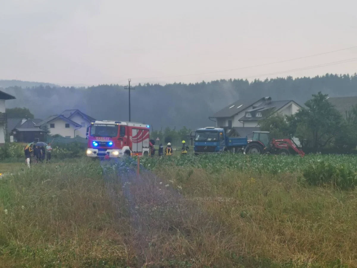 V Podgorju tovornjak zapeljal s ceste, poškodovano osebo prepeljali v bolnišnico (FOTO)