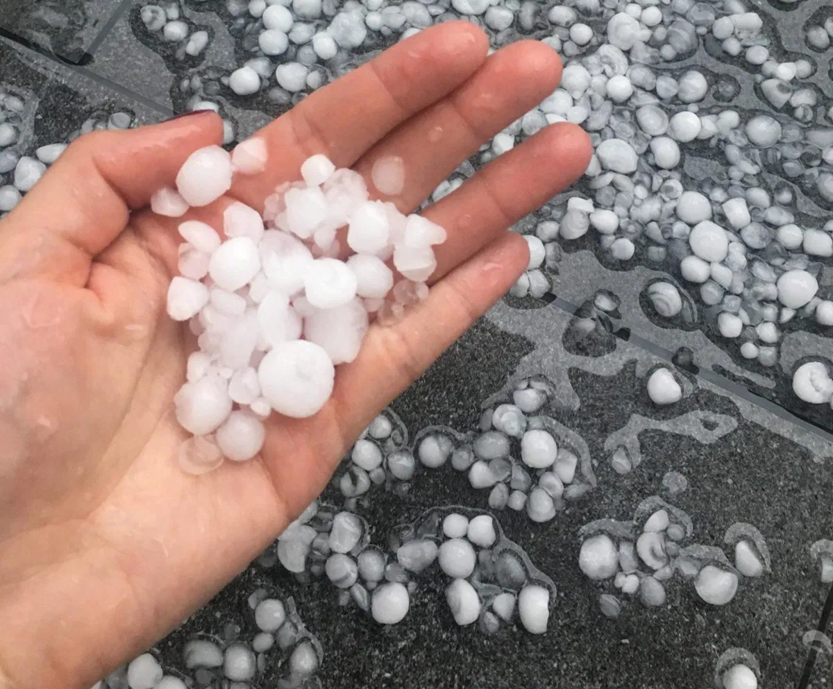 Koroško je že zajelo neurje z močnimi nalivi in točo. Neprevozne so tudi nekatere ceste (VIDEO)