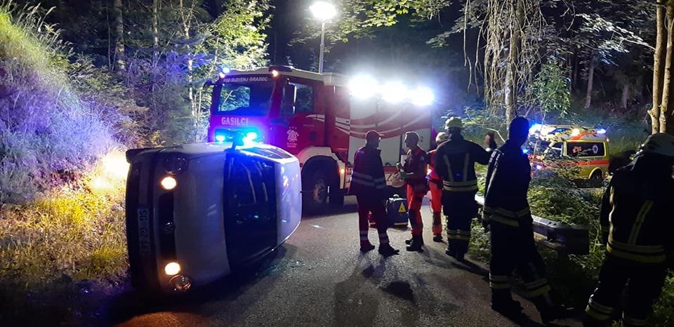 V Mislinji se je osebno vozilo obrnilo na bok, udeležencev nesreče niso našli