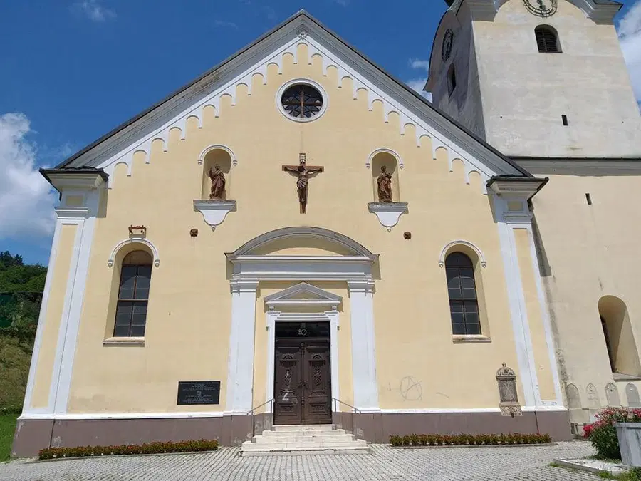 Tokrat je bila tarča napada cerkev na Prevaljah (FOTO)