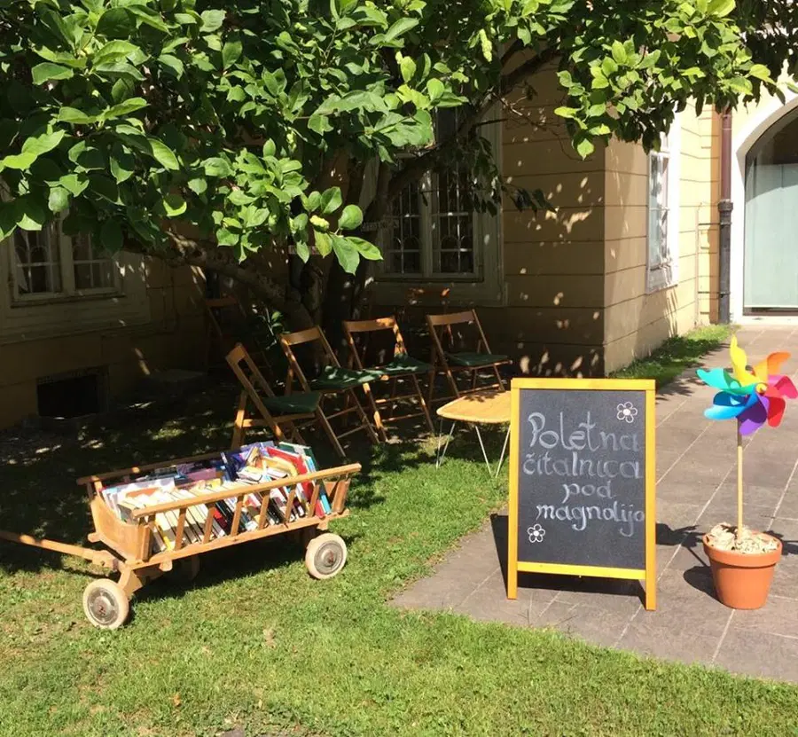 V KOK čez poletje na ogled kar štiri razstave ter poletna čitalnica pod magnolijo (FOTO)