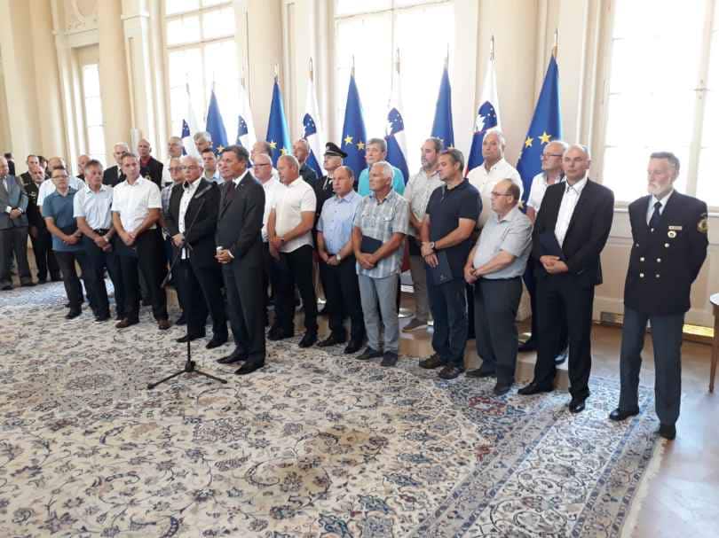 Pripadniki Postaje mejne policije Holmec v Predsedniški palači prejeli listino o sodelovanju v enoti (FOTO)