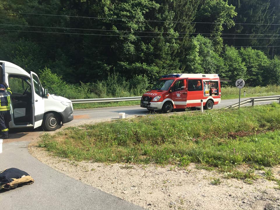 Vozniku kombiniranega vozila se je prevrnil akumulator, posredovali so gasilci (FOTO)