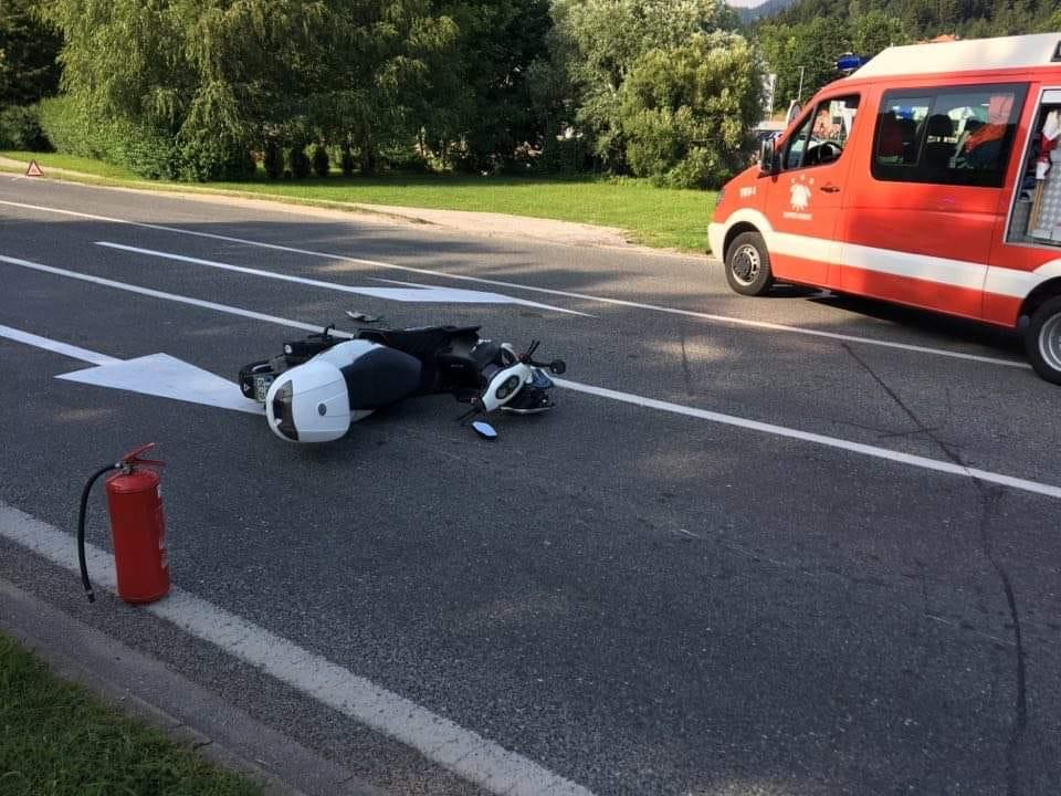 V Slovenj Gradcu trčili osebni vozili in skuter