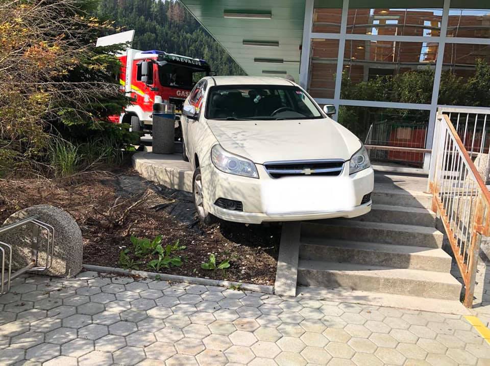 Na Prevaljah vozilo obtičalo na stopnicah (FOTO)