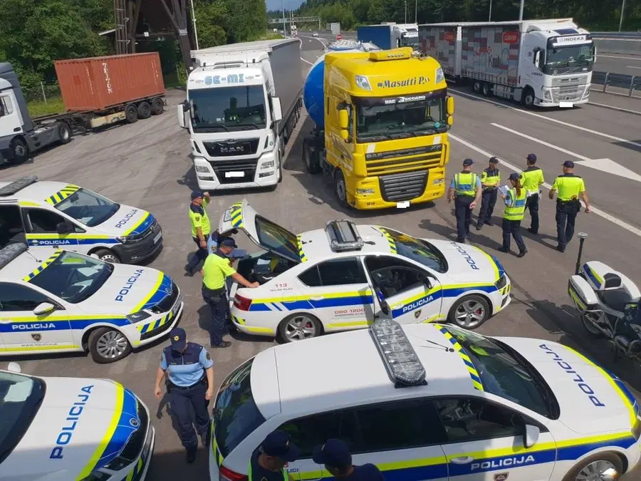 V tem tednu slovenska policija izvaja poostren nadzor nad tovornimi vozili in avtobusi (AVDIO)