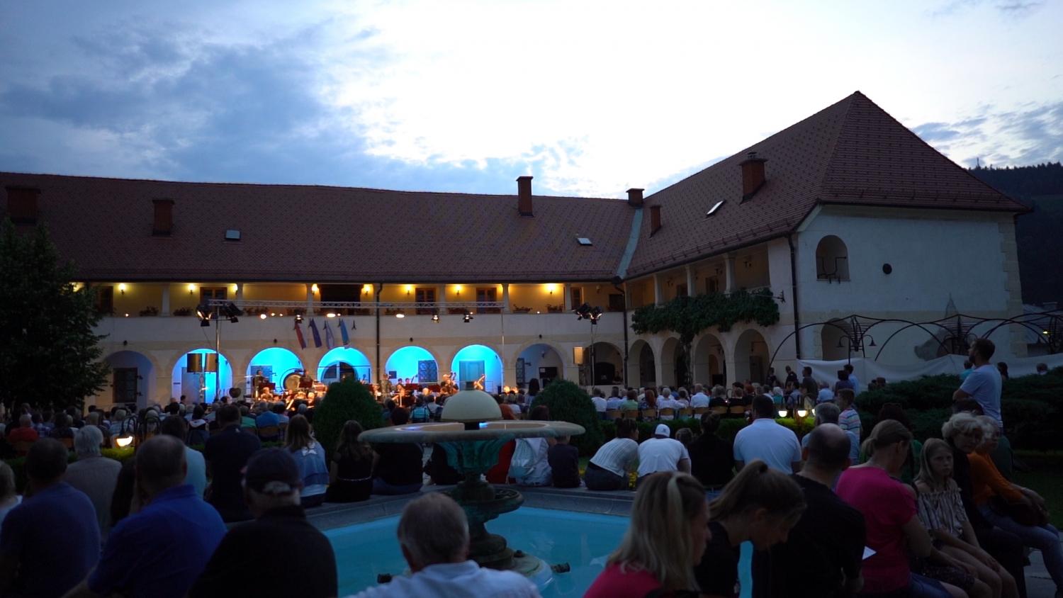 Poletje v Slovenj Gradcu: v soboto smo prisluhnili dvema koncertoma pod zvezdami (FOTO)