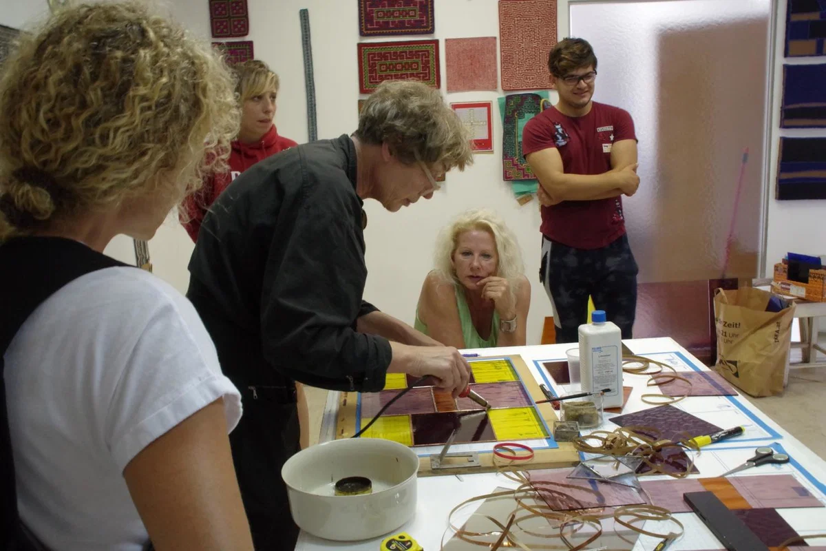 Po pripovedi vezenih niti še izdelovanje vitraja