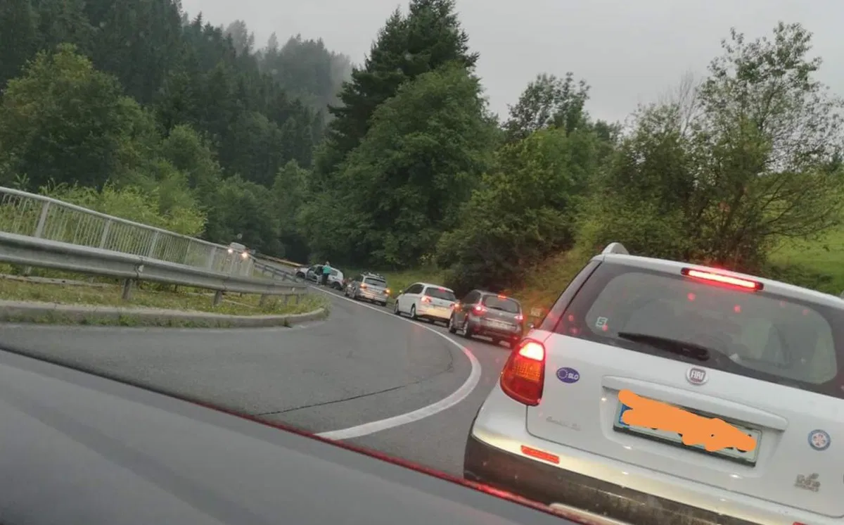 Zaradi prometne nesreče je bil proti Velenju oviran promet