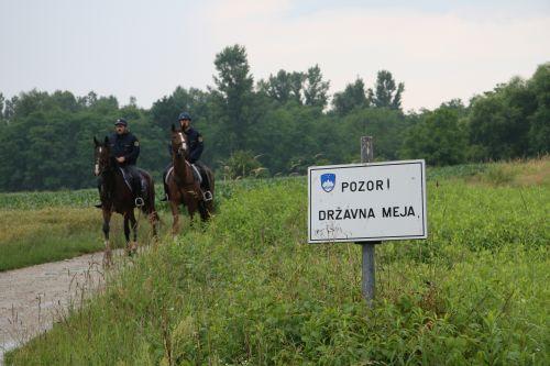 Ilegalne migracije: Mejo z Italijo začele varovati mešane policijske patrulje