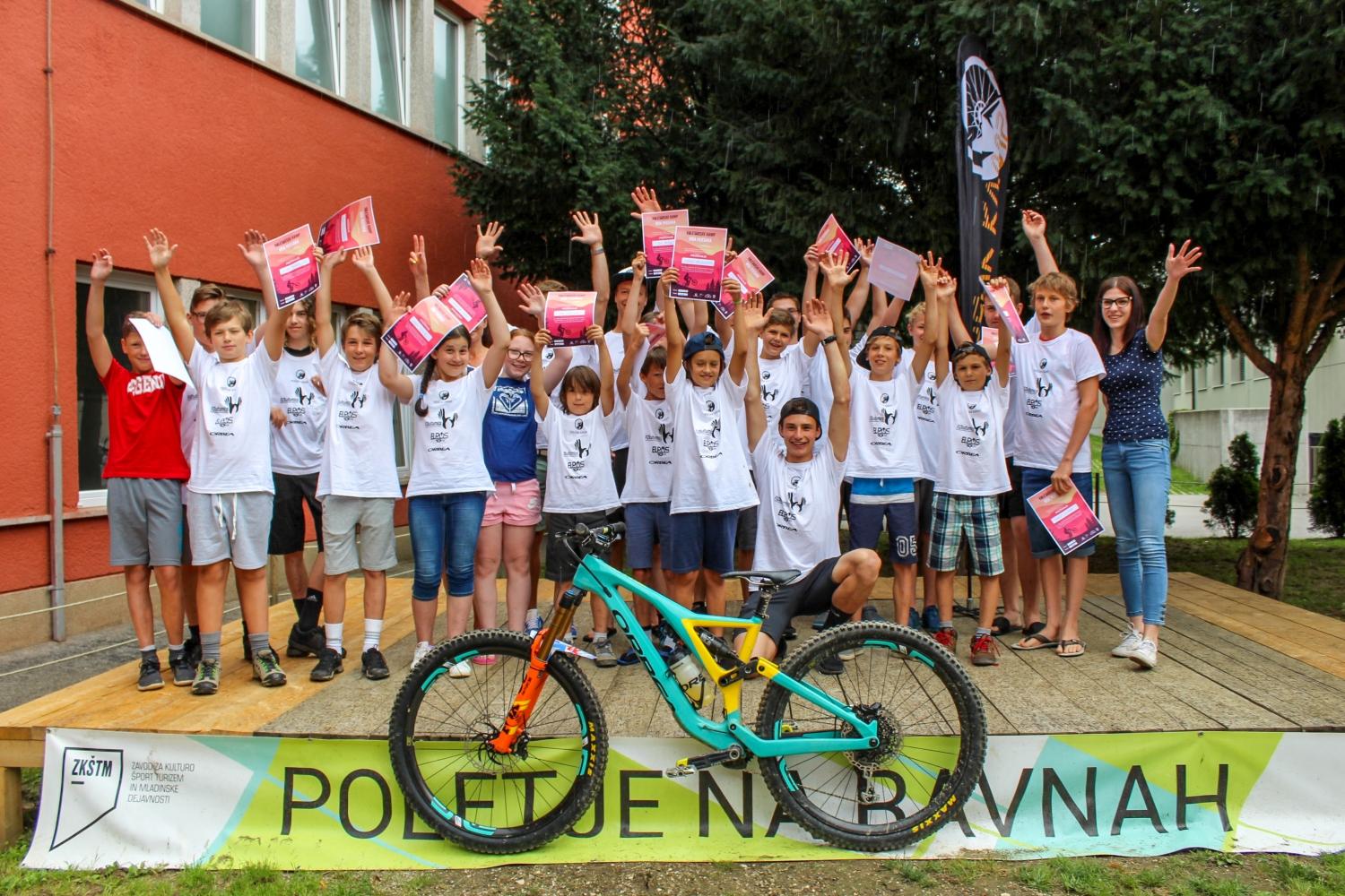 Na Ravnah je pod vodstvom Vida Peršaka 20 otrok iz celotne Slovenije "pililo" kolesarsko tehniko (FOTO)