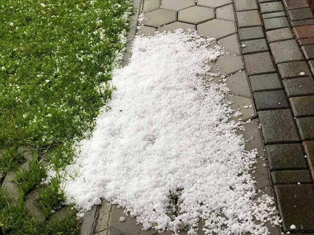 To so posledice današnjega neurja: Zalita bolnica in drugi objekti, poplavljene in neprevozne ceste, toča ... (FOTO in VIDEO)