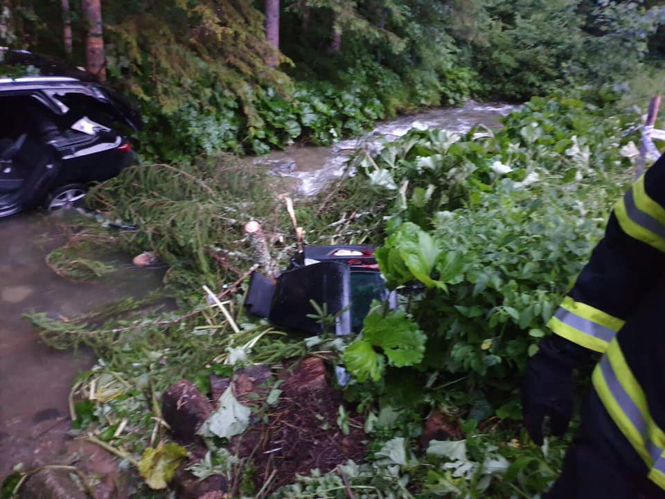Podrobnosti tragične nesreče v Javorju, v kateri sta umrla 18-letni sopotnik in 23-letni voznik (FOTO)