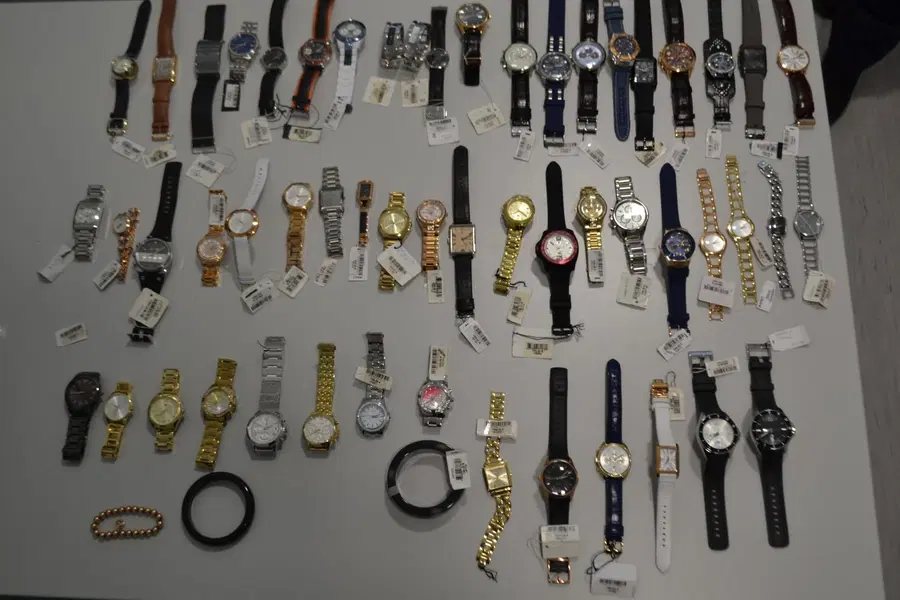 Policisti so prijeli tri Romune, ki so osumljeni številnih tatvin in vlomov na območju Slovenije