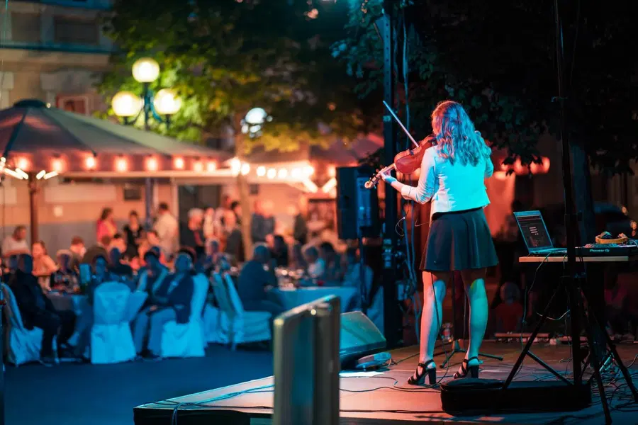 V Slovenj Gradcu ne popuščajo. Tokrat so navdušili Tori Tango s pevko Gabrielo Alarcon in violinistka Žana, uživali so tudi najmlajši (FOTO)