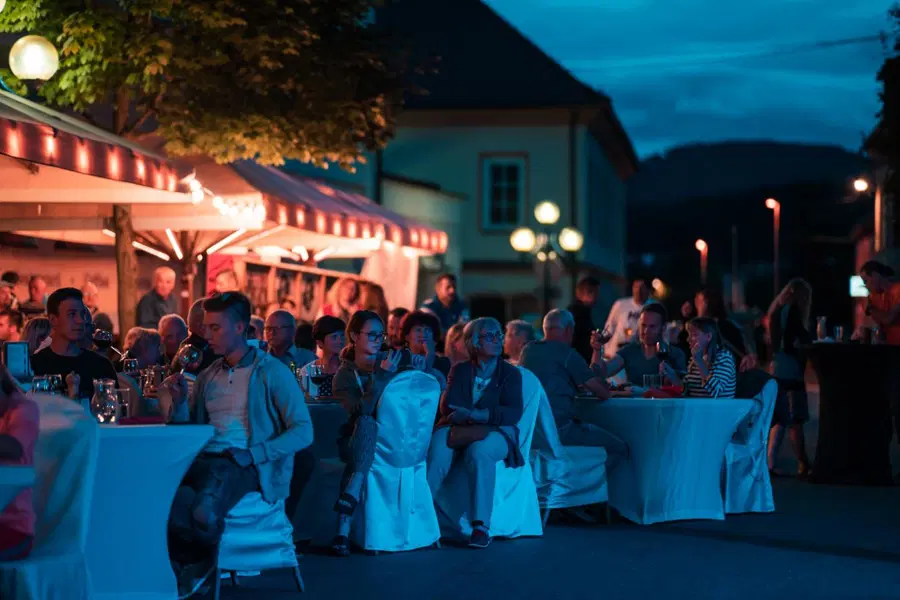 Po spremenjenem semaforju sproščanja ukrepov pogoj prebolevnosti, cepljenja ali negativnega testa tudi v zeleni fazi