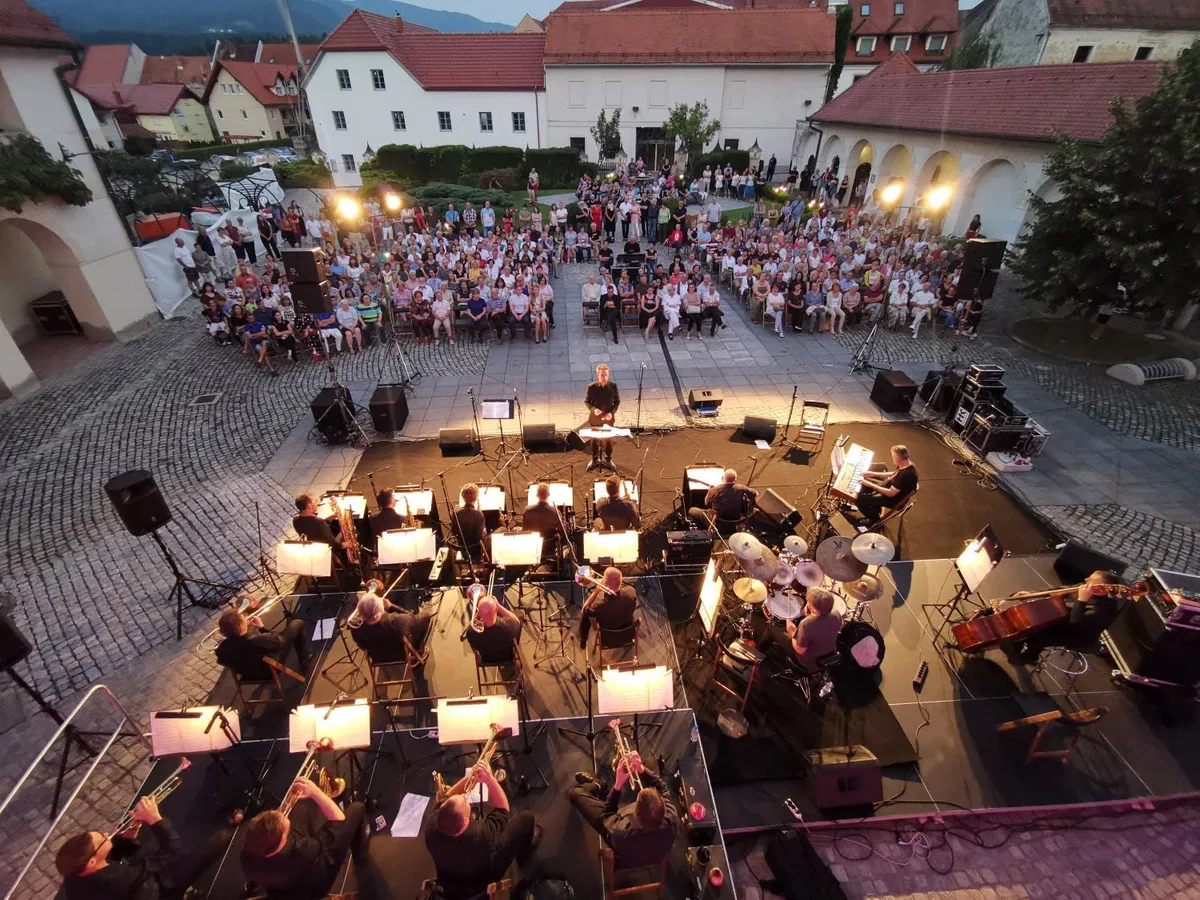 V mestnem jedru Slovenj Gradca živahno tudi ta konec tedna (FOTO)