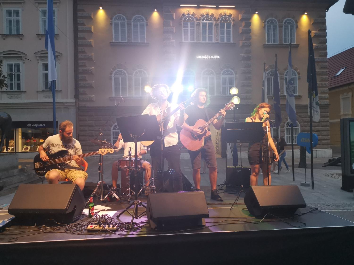 Obiskovalci slovenjgraškega mestnega jedra včeraj uživali ob okusni kulinariki in zvokih skupine Ars akustic, danes in jutri sledi Zebra, na vrata pa že trka SHOTS (FOTO in VIDEO)