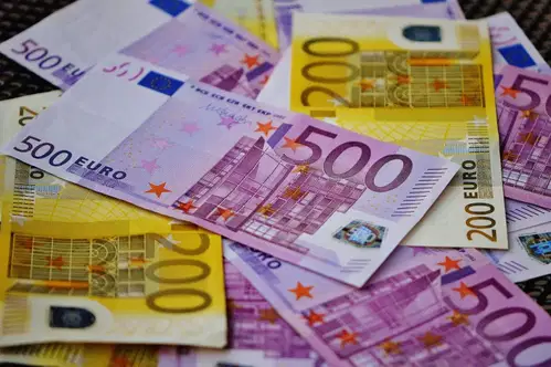 Država skoraj milijardo evrov za blažitev posledic koronavirusa na gospodarstvo