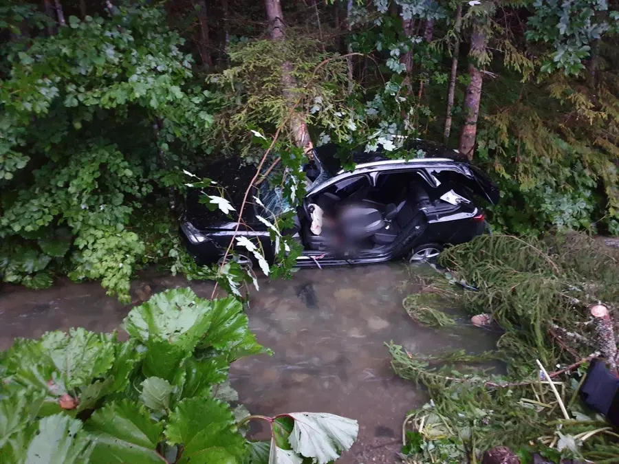 V prometni nesreči v Javorju umrli 2 osebi