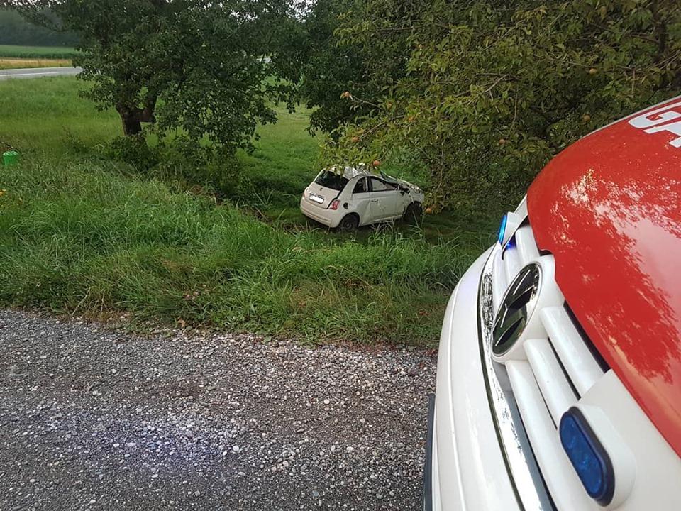 V Radljah vozilo zapeljalo s ceste in se večkrat prevrnilo